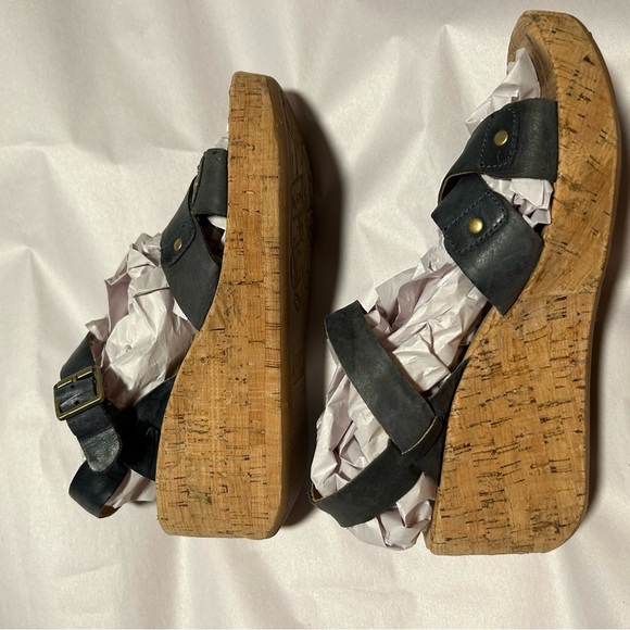 Korks navy wedges sz 10, great with jeans, denim color, lightweight, cute, sexy - Picture 3 of 8